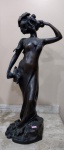 Belíssima estatueta em bronze representando uma dama. Assinada na base - mede 56 cm de  altura.