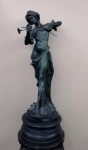 Estatueta em bronze representando 1 dama, com flor na mão. Fixado em base de granito - mede 85 cm de altura, pedestal mede 32 cm de diâmetro. Assinado na base Ronieri