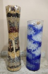 Lote composto de 2 vasos  em vidro translúcidos, sendo 1  decorado com sementes diversas e o outro com sal decorativo -mede o maior 40 cm de altura.