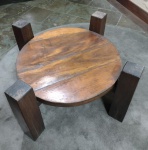 Mesa de centro em madeira maciça rústica - medem os pés 55 cm de altura x 10x10 cm e o tampo 4,5 cm de espessura e 80 cm de diâmetro.