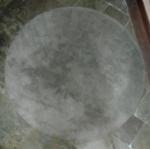 Tapete de origem nacional no formato circular na tonalidade cinza - mede 198 cm de diâmetro.