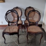 Lote composto de 4 belas cadeiras em madeira jacarandá com medalhão duplo, palhinha no encosto e assento com palha indiana (em perfeito estado, estando 1 com rachado no encosto).