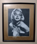 Quadro gravura retrato da Marilyn Monroe, emoldurado com manchas, em preto e branco - mede 48x40.