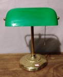Belíssima luminária em metal dourado com cúpula em vidro verde em formato retangular no estilo inglês (consta amassado na base). Mede 35 cm de altura x 27 cm de largura