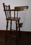 Antiga Cadeira para criança fazer refeições em madeira nobre com os pés torneados - mede 90 cm de altura, bandeja com 40 cm de largura e 22 cm de profundidade.