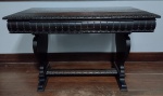 Mesa escrivaninha em jacarandá no estilo colonial com bordas trabalhadas, composta de 2 gavetas, pé em formato de lira - mede 79x120x67.