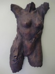 Escultura em papier mache representando um torso feminino - mede 82 cm de altura.