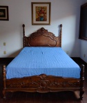 Belíssima cama para casal em madeira nobre no estilo renascença com ricos entalhes nas colunas laterais, na cabeceira e na pezeira. Medidas padrão.
