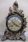Relógio de mesa ou parede com moldura em madeira entalhada, com patina em ouro velho - mede 47 cm de altura, 29 cm de largura e 10 cm de profundidade. Funcionando até o momento
