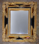 Belíssimo espelho com moldura trabalhada em ouro velho com parte em laca preta - mede 40 cm de altura e 35 cm de largura.