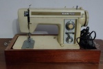 Antiga máquina de costura portátil da marca ELGIN ZIG ZAG (sem funcionamento), acompanha o gabinete de madeira. Precisa de manutenção, pois está travada.