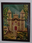 Quadro com tapeçaria representando uma igreja - mede 132 cm de altura e 101 cm de largura.