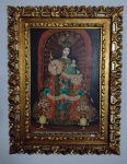 Quadro - Cusquenho representando N. Senhora com moldura ricamente entalhada e patinada em ouro velho. "Virgem de la Candelária" - mede 84 cm de altura e 64 de largura. Medida total