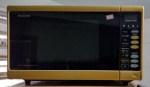 Forno de micro-ondas  da marca Panasonic funcionando (pintura nas laterais retocada em branco).