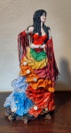 Belíssima escultura em resina representando uma cigana - mede 40 cm de altura.