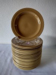 Lote composto de vinte e quatro pratos para sobremesa em cerâmica vitrificada na cor caramelo de fabricação da Porto Ferreira SP.