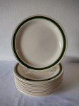Lote composto por doze pratos rasos em cerâmica vitrificada de marca Porto Ferreira SP na cor branco com friso verde nas bordas - mede 26 cm de diâmetro.
