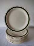 Lote composto por doze pratos rasos em cerâmica vitrificada de marca Porto Ferreira SP na cor branco com friso verde nas bordas - mede 26 cm de diâmetro.