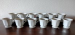 Lote composto por doze xícaras para chá em porcelana branca no formato oitavado.