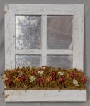 Quadro em madeira patinada de branco representando uma sacada de janela com 4 partes em espelho com jardineira com flores secas na base - mede 59 cm de altura por 49 cm de largura.