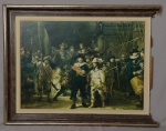Quadro impressão sobre tela representando cena de batalha, com moldura em madeira (falta uma lateral) - mede 67,5x87 cm.