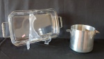 Recipiente em vidro da marca Marinex com suporte em metal cromado - mede 48x23 cm.