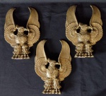 Lote composto de três esculturas em bronze representando águias - medem 20 cm de altura e 14 cm de largura.