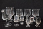 Conjunto de dez taças em vidro de tamanhos diversos sendo cinco para licor e cinco para vinho - a maior mede 14 cm de altura.