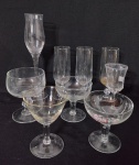 Conjunto de nove taças em vidro de tamanhos diversos - a maior mede 25 cm de altura.