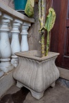 Par de vasos em concreto com forma de cachepot (acompanha planta comigo-ninguém-pode e espada de São Jorge) - medem 41 cm de altura e 38 cm de diâmetro. Obs.: Um vaso consta trincado.