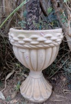 Vaso em concreto no formato de taça patinado na cor bege - mede 58 cm de altura e 39 cm de diâmetro.
