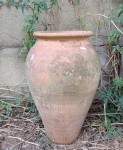 Vaso em cerâmica no formato de pote - mede 50 cm de altura e 24 cm de diâmetro.