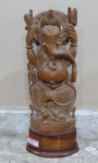 Escultura em madeira representado Ganesha de origem indiana - mede 22 cm de altura.