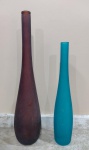 Duas garrafas em vidro fosco nas cores âmbar e azul celeste - mede o maior 42 cm de altura.