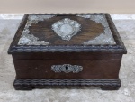 Belíssima caixa em jacarandá adornado com aplicações em metal branco, medindo 8 x 16 x 11 cm de profundidade.