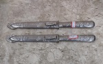 Duas facas gaúchas ricamente trabalhadas em aço inoxidável da marca Hércules - medem 25 cm de comprimento.