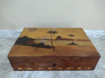 Caixa em madeira com decoração na tampa com paisagem do pão de açúcar, Rio de Janeiro - mede 8 cm de altura, 30,5 cm de comprimento e 20 cm de largura.