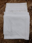 Seis toalhas em brim na cor branca - medem 150 cm de comprimento e 130 cm de largura (com manchas).