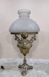 Abajur em metal dourado no formato de lampião com cúpula em vidro jateado - mede 60 cm de altura e 32 cm de diâmetro.