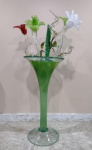 Belíssimo vaso no formato de taça em vidro de murano com pé translúcido, borda e corpo na cor verde (acompanha 3 flores em vidro de murano) - mede o vaso 44 cm de altura e 22 cm de diâmetro.