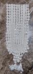 Caminho de Mesa em Crochê de linha de ceda, na tonalidade Bege medindo 244 cm.