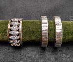 Duas peças sendo um anel com pedra Zirconia e um par de brincos em prata.