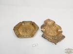 Lote 2 cinzeiros em Bronze Decorados. Medida:  12,5 cm diametro e 11 cm x 18,5 cm.