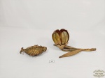 Lote 2 Cinzeiros sendo 1 representando Peixe e 1 Flor com petalas Soltas em Bronze. Medida: Peixe 11 cm x 7,5 cm e Flor 20 cm