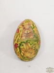 Grande Ovo Decorativo em Ceramica Pintada com Decoupage Cenas Coelho. Medida: 37 cm altura