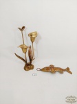 387 - Lote 2 Peças Decorativas Metal Dourado sendo 1 Flor e 1 Pingente Representado Peixe. Medida: Flor 23 cm e peixe 18,5 cm