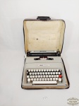Antiga Maquina de Escrever Olivetti Lettera 35 no Estojo. Medida: 35 cm x 36 cm