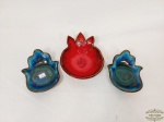 3 Petisqueiras em Ceramica Vitrificada israelense  representando Hamsá. Medida: azul 11 cm x 13 cm e vermelho 13 cm x 16 cm