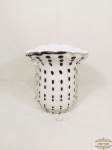 Vaso em Vidro Murano  formato de leque  bolas Branco e Preto. Medida: 19 cm altura x 17 cm x 13 cm