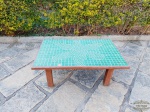 Mesa de Centro em Madeira com Mosaico decorado Pastilhas Verde. Medida: 93 cm comprimento x 58 cm largura x 40,5 cm profundidade. falta 1 pastilha